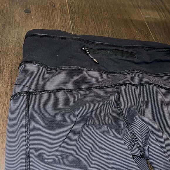Lululemon
Leggings - Reflective bottoms - Picture 6 of 9